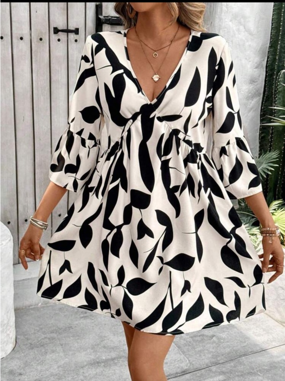 ! Women’s V-Neck Black & White Leaf Print Dress Plus Sz 16 - Picture 3 of 5